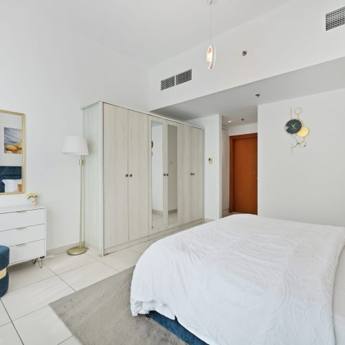 Vibrant 1 bedroom with Marina view- Your Stylish & Bright Getaway