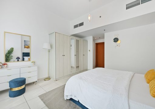 Vibrant 1 bedroom with Marina view- Your Stylish & Bright Getaway