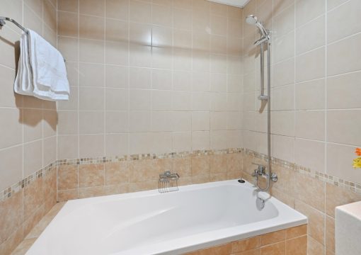 Vibrant 1 bedroom with Marina view- Your Stylish & Bright Getaway